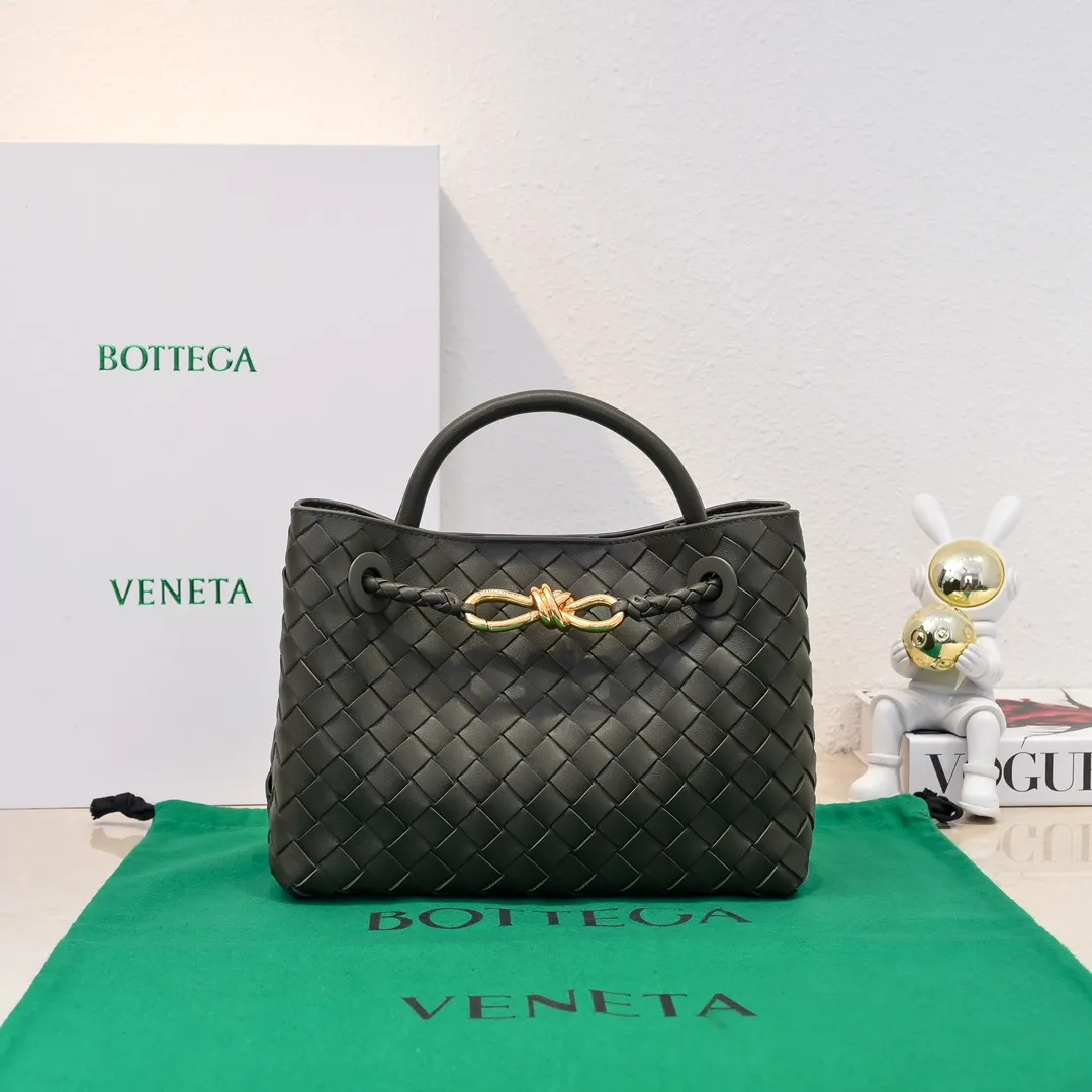 Batch 1860 B's 2023 spring and summer new model continues the brand's woven style with detailed metal knot switch buckles. This time, the shoulder straps are also made into tube weaves, showing different craftsmanship. The carrying method is versatile to create more different looks. Intrecciato woven leather small handbag, equipped with sliding crossbody strap. Internal compartments, including 1 zipper pocket and 2 open pockets with magnetic buckle closure. Size: 25*20*10cm, model: 7463#